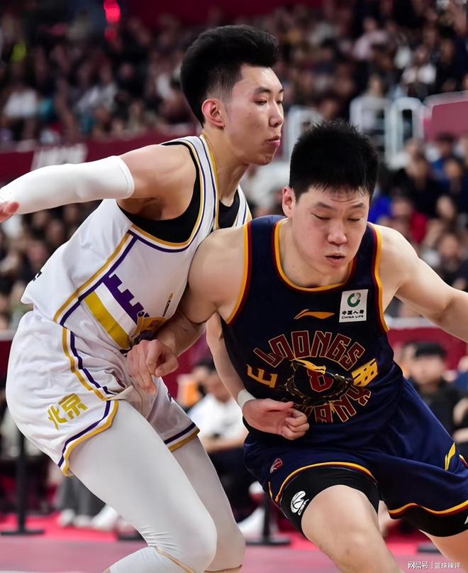 包含今晨突围战来临，广厦男篮围绕CBA季后赛战术微调，震撼外界，团队化学反应显著的词条-LEJING ESPORTS